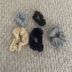 🌸 3/$15 Set of Five Scrunchies